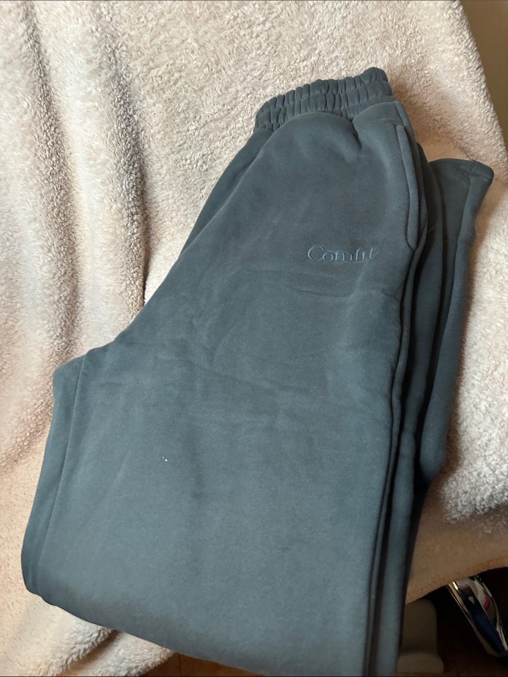 Comfrt Branded Fleece Sweatpants in Dark Gray